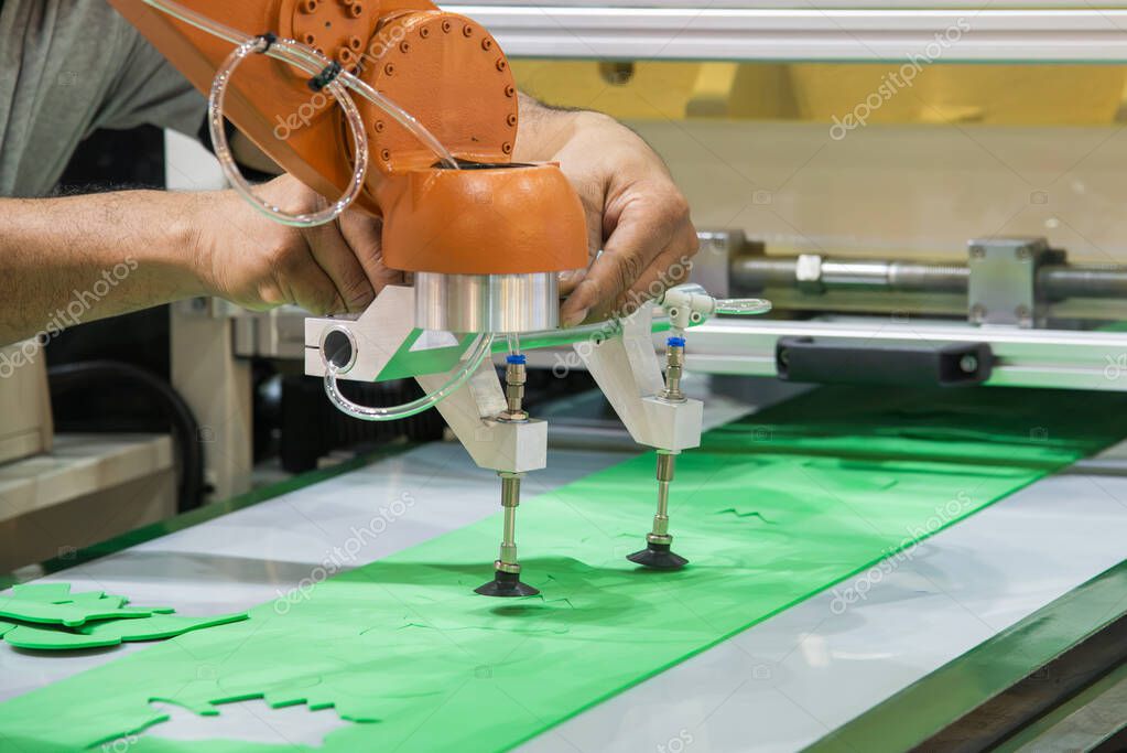 Industrial robotic cell integrated with CNC machines